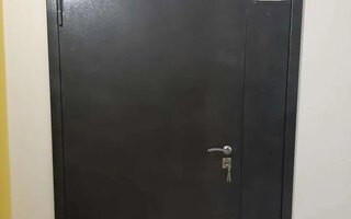 стальная тамбурная дверь с вентиляционной решеткой