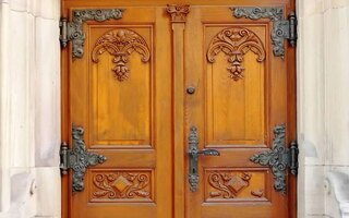 дверь двустворчатая в храм с фрамугой со стеклом и ковкой